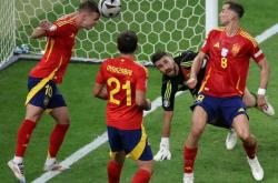 开云体育中国官网-欧洲联赛高能对决，球员身着斗志准备战斗的简单介绍