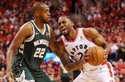 开云体育直播-雄鹿绝杀马刺，乔治惊艳四座