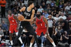 开云体育入口-马刺横扫意大利男篮，保罗爆发神勇