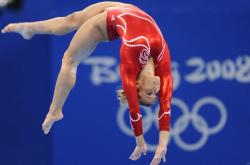 开云体育下载-赛道与绿茵的交响，范戴克冠军级表现启示下的F1年度争冠之夜