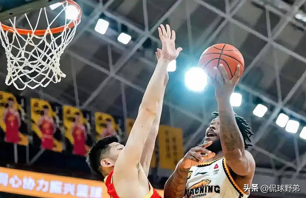 青岛男篮连胜在望,球员积极备战 青岛男篮连胜在望,球员积极备战