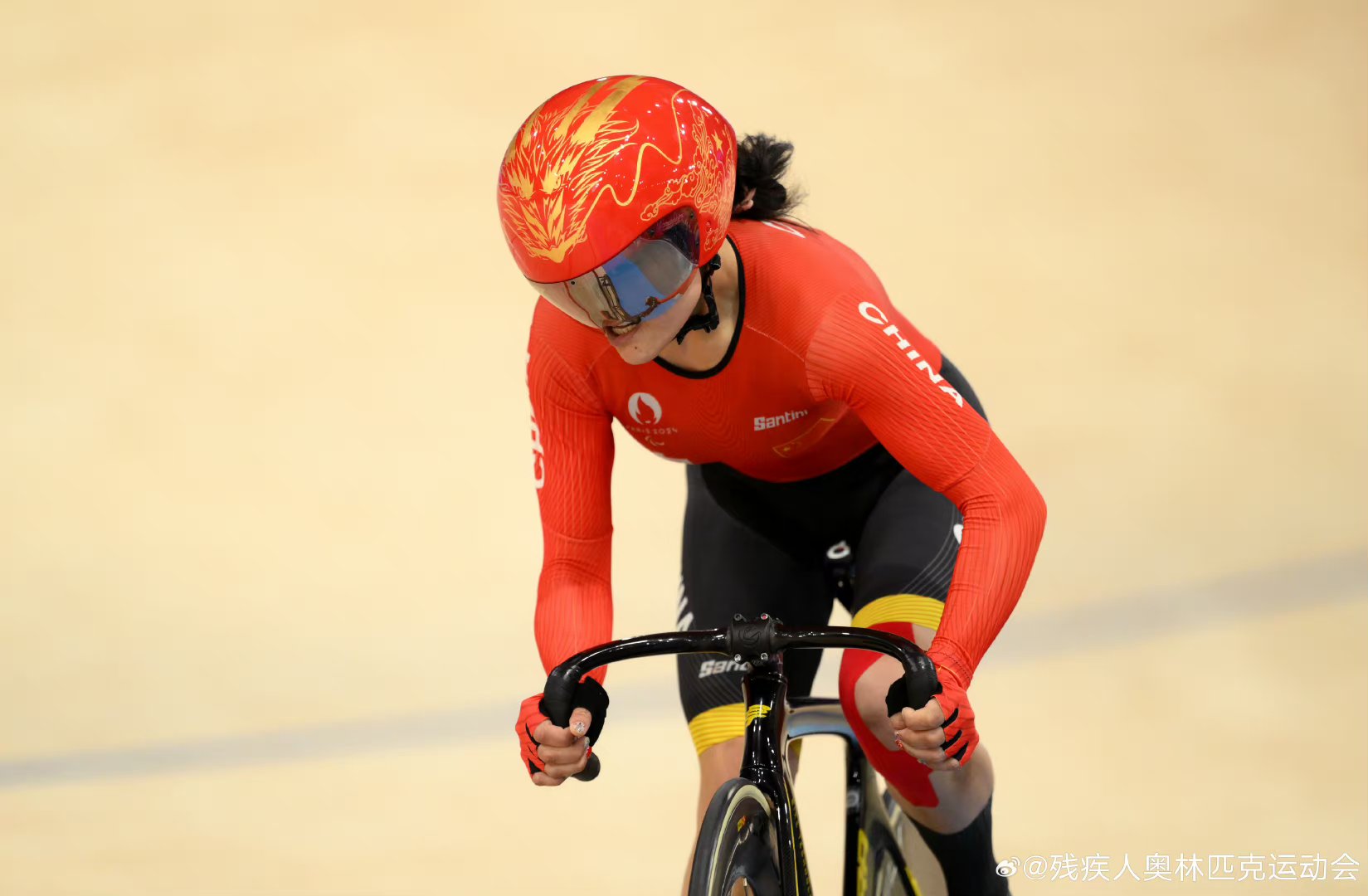 荷兰自行车选手流畅骑行，获得金牌