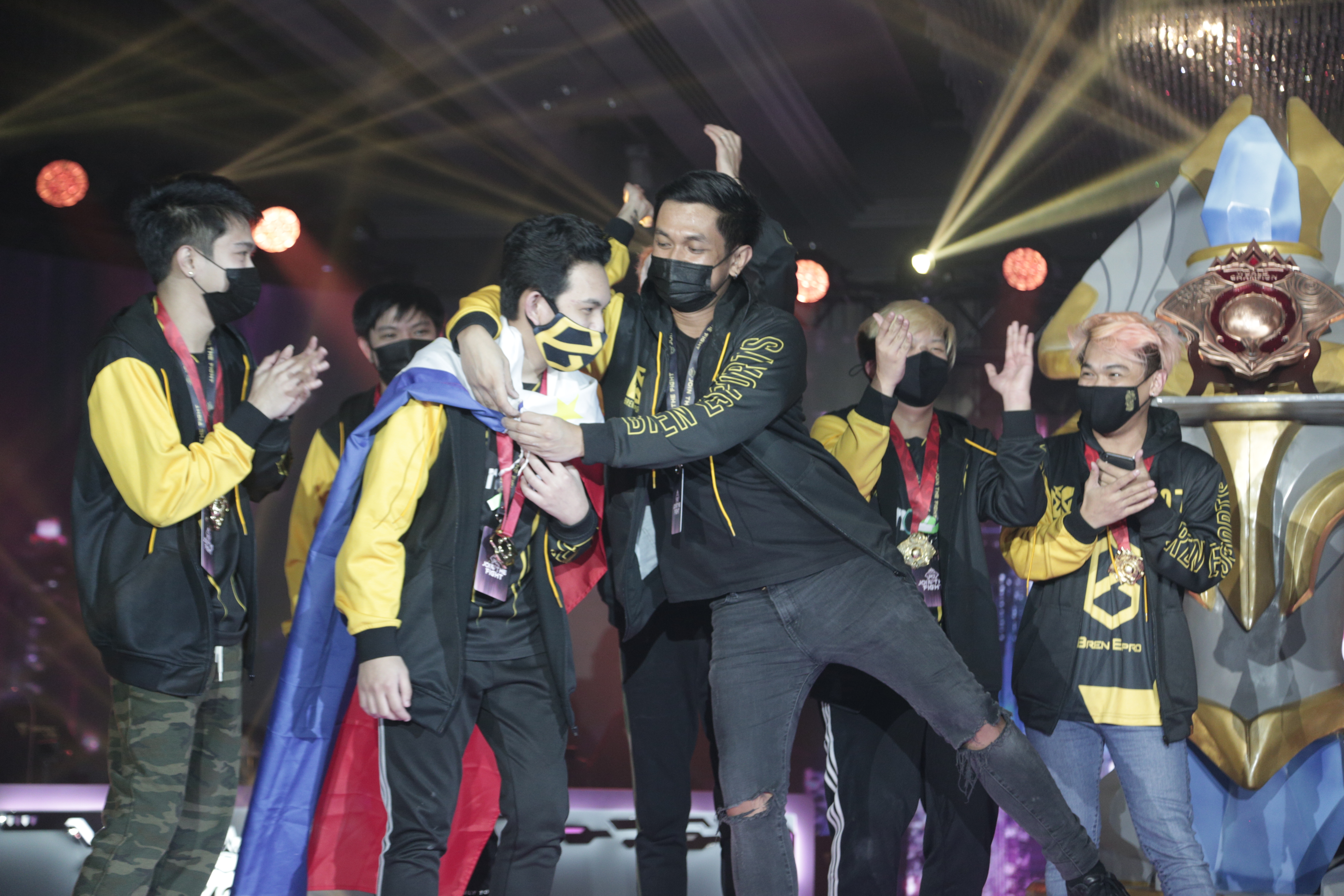 赛场上的激烈比拼，选手们全力以赴