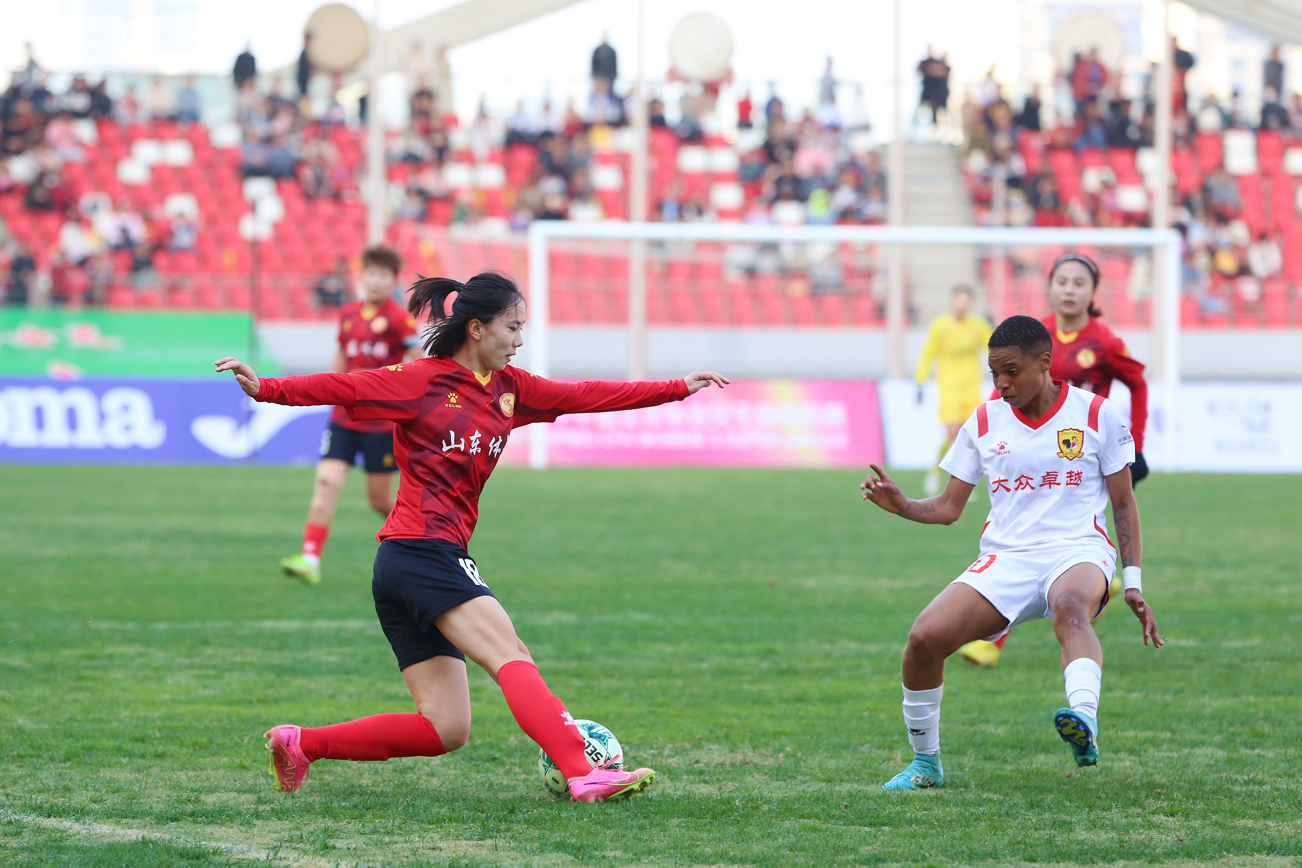 关于快节奏的足球赛事中展现女足运动员的实力的信息