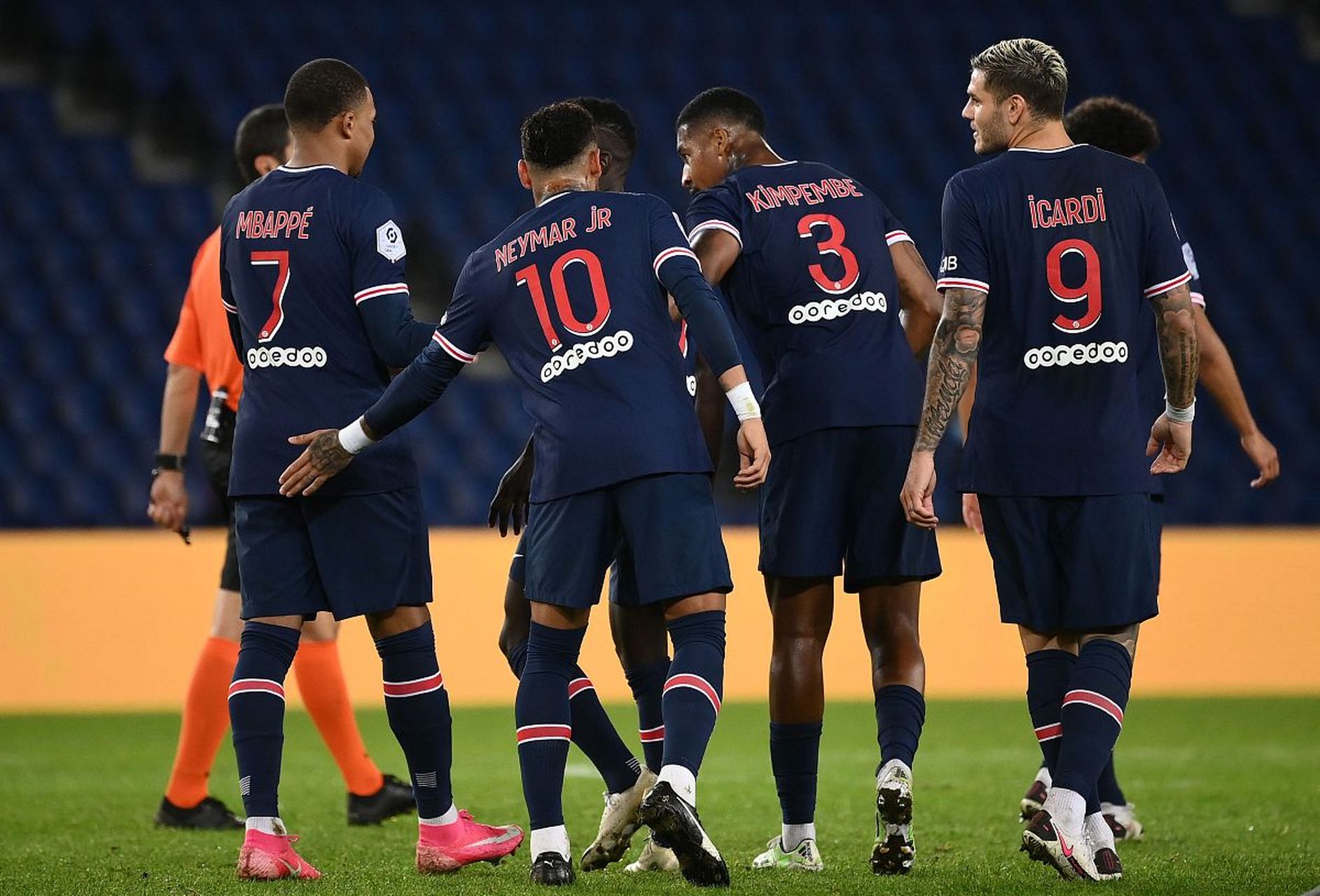 激烈对抗，法甲球队全力拼搏