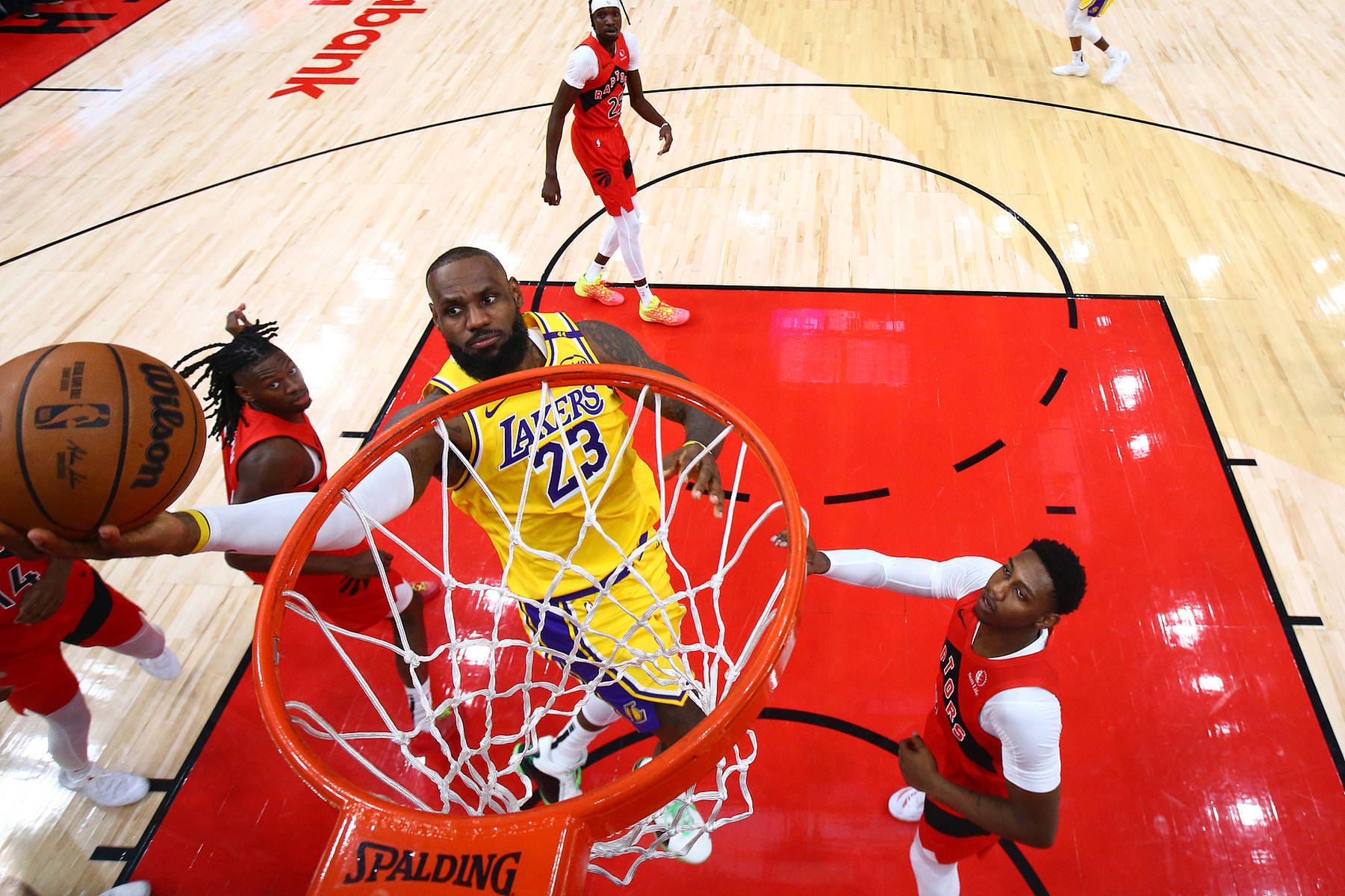 包含湖人凭借詹姆斯关键表现力夺总决赛首胜的词条