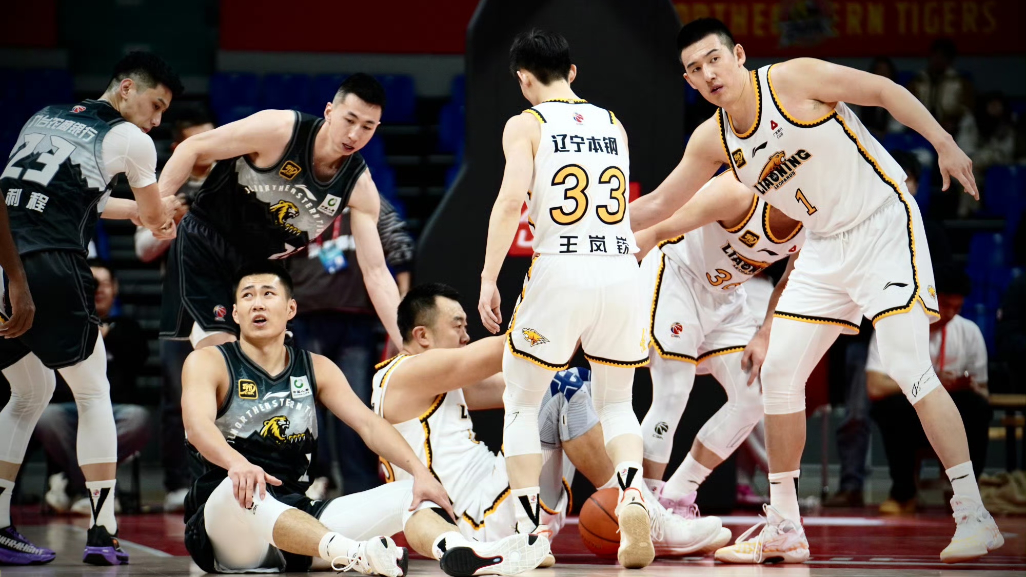 辽宁男篮遭遇强敌，惜败对手