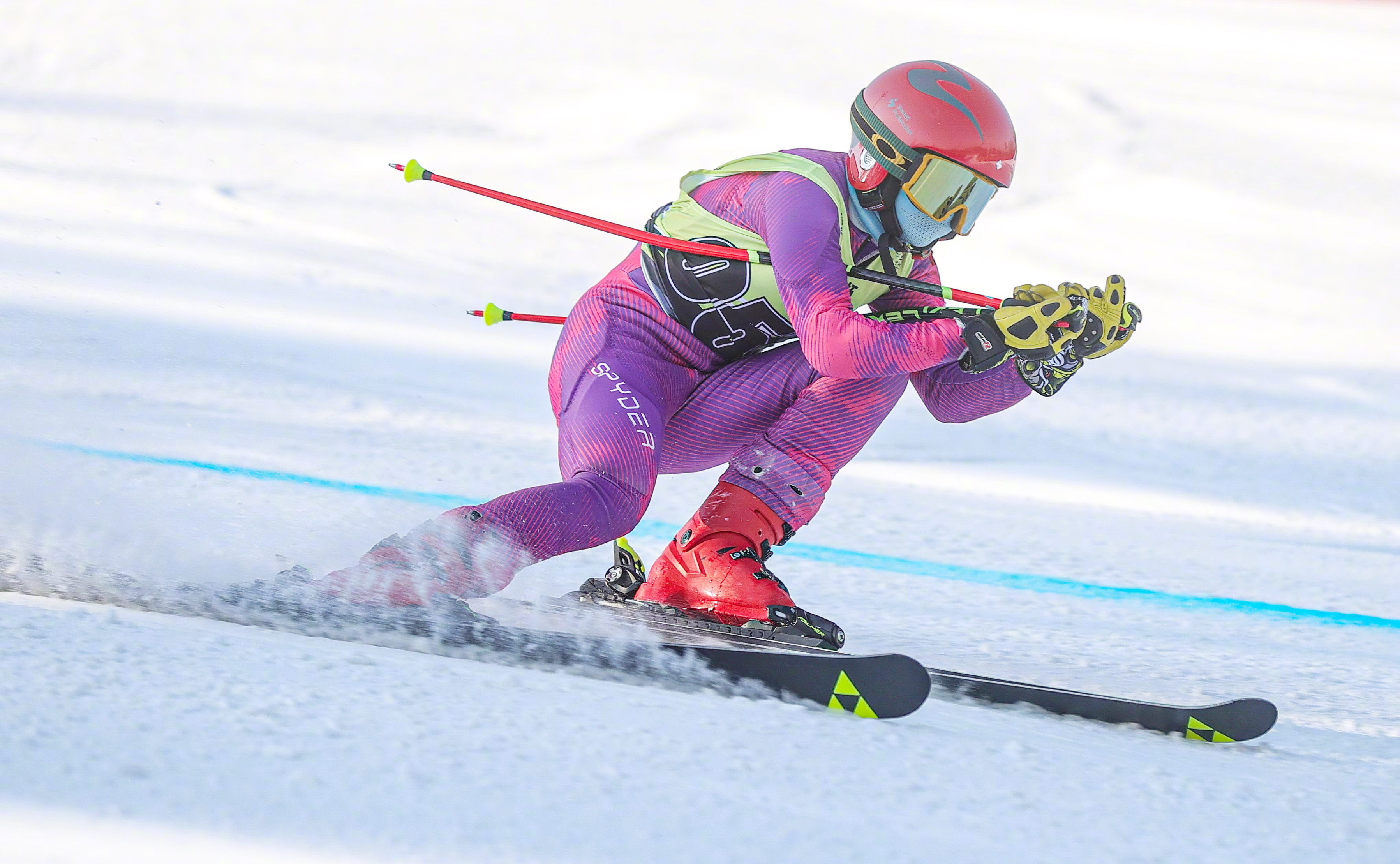 加拿大队在雪地自行车比赛中夺魁