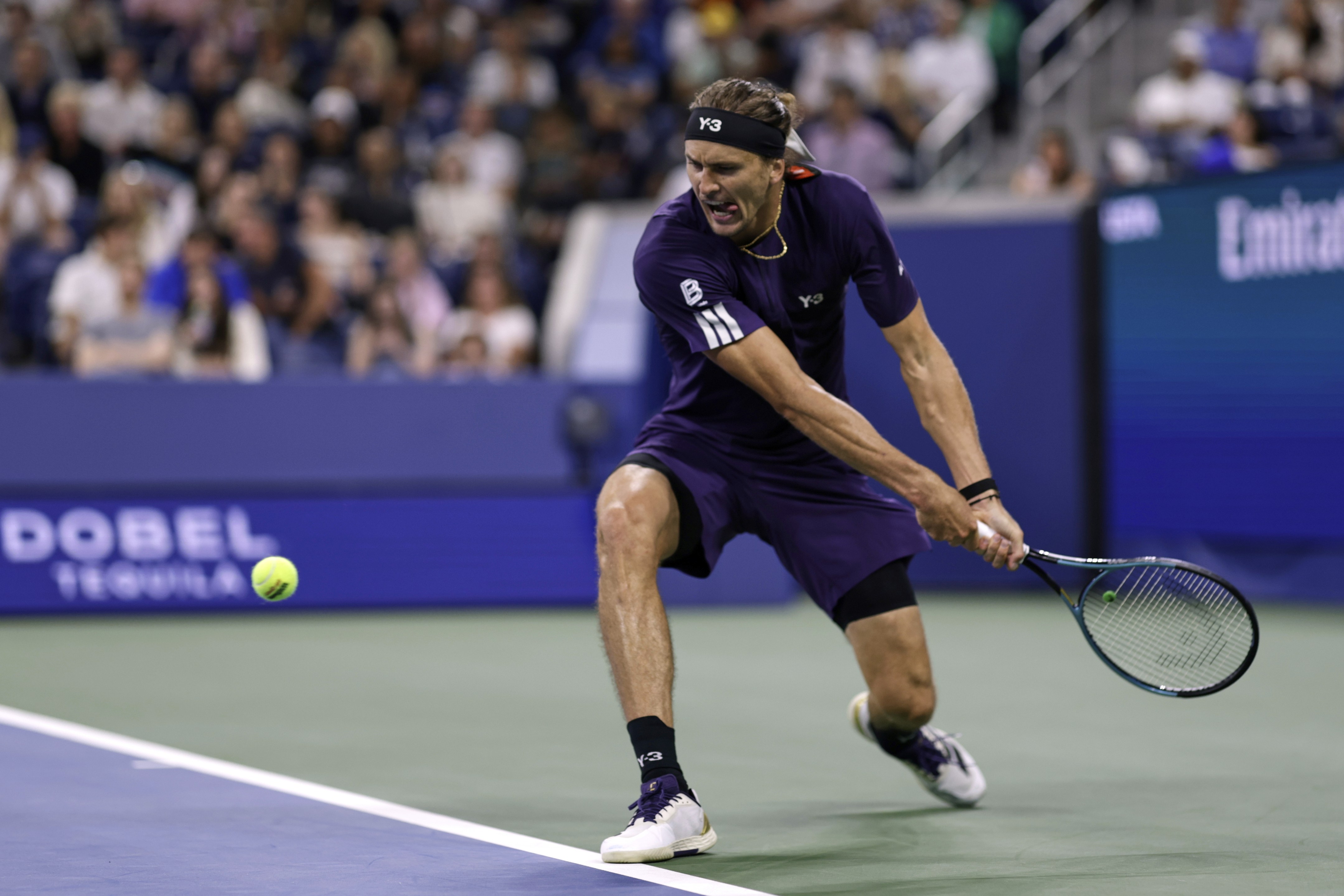 包含英国网球队碾压美国网球队，兹维列夫统治全场的词条