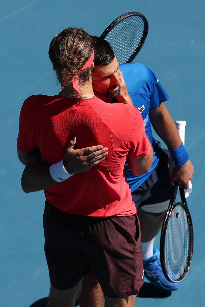 包含欧洲网球队横扫澳大利亚网球队，德约科维奇关键制胜的词条