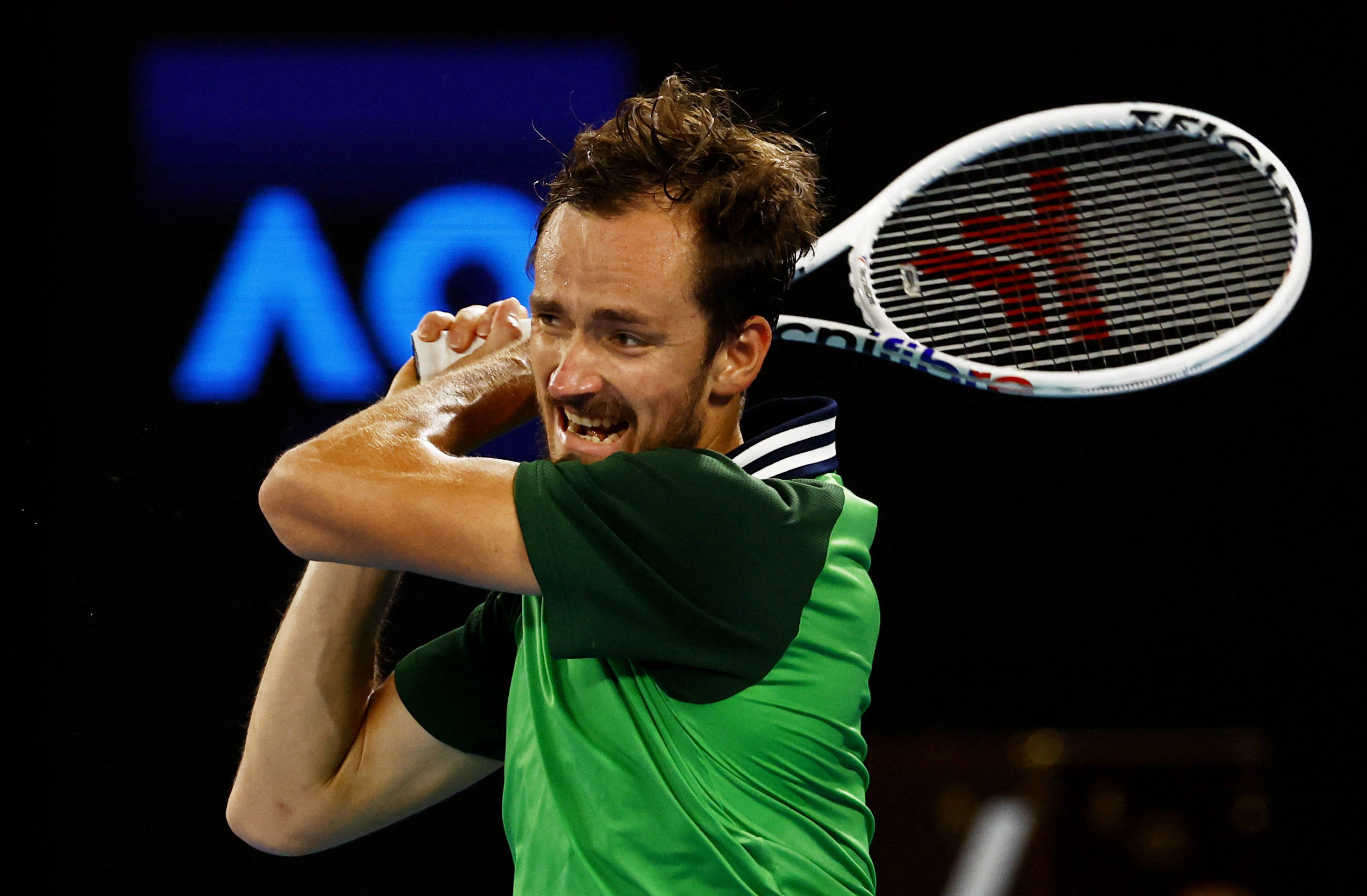 意大利网球队逆转西班牙网球队，梅德韦杰夫制霸全场的简单介绍