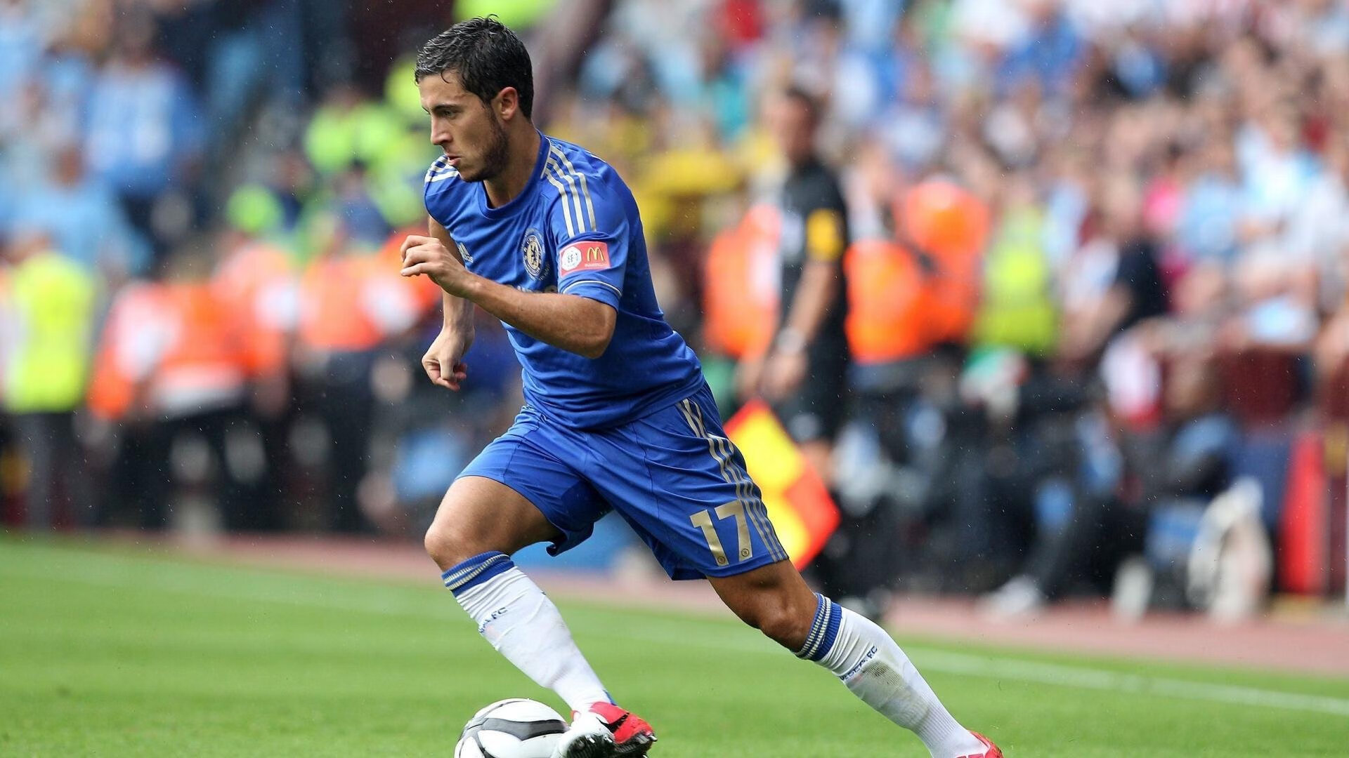 引擎轰鸣与球场统治,当F1揭幕战之夜遇上英格拉姆的传奇数据